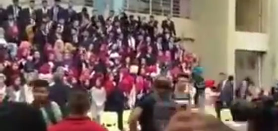 حفل التخريج يختتم بسقوط المنصة وعليها العشرات من الصيادلة.. شاهد ما حدث صورة رقم 2