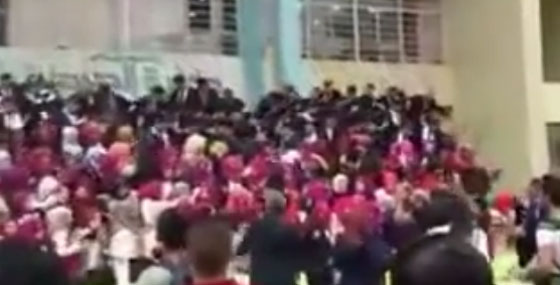 حفل التخريج يختتم بسقوط المنصة وعليها العشرات من الصيادلة.. شاهد ما حدث صورة رقم 3