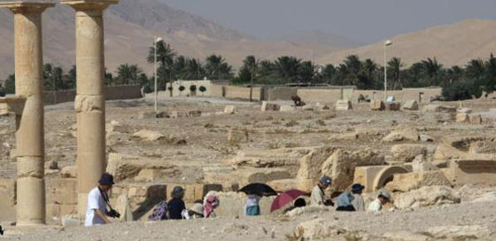 الطفلة السورية تدمر تعود الى امها بعد سنة من اختطاب الدواعش لها صورة رقم 3 الطفلة السورية تدمر تعود الى امها بعد سنة من اختطاب الدواعش لها صورة رقم 3