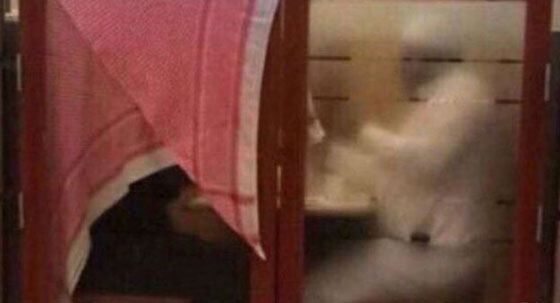 هل هي الرجعية ام العبادة؟! رجل يغطي زوجته بالحطة داخل مطعم! صورة رقم 1