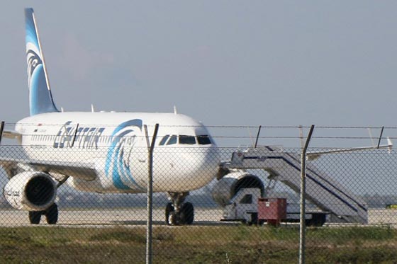 بهذه الحيلة انقذ طاقم المصرية الركاب.. كما كشفت تفاصيلها مضيفتها صورة رقم 5 بهذه الحيلة انقذ طاقم المصرية الركاب.. كما كشفت تفاصيلها مضيفتها صورة رقم 5