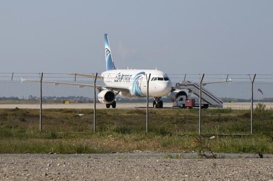 بهذه الحيلة انقذ طاقم المصرية الركاب.. كما كشفت تفاصيلها مضيفتها صورة رقم 6 بهذه الحيلة انقذ طاقم المصرية الركاب.. كما كشفت تفاصيلها مضيفتها صورة رقم 6