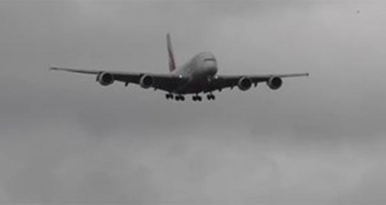  فيديو يحبس الانفاس لطائرة اماراتية تترنح وتهبط في بأجواء عاصفة صورة رقم 1