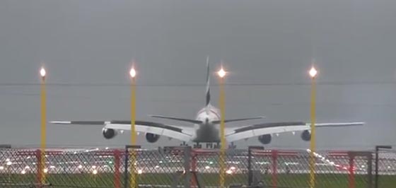  فيديو يحبس الانفاس لطائرة اماراتية تترنح وتهبط في بأجواء عاصفة صورة رقم 4