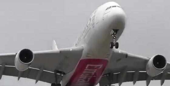  فيديو يحبس الانفاس لطائرة اماراتية تترنح وتهبط في بأجواء عاصفة صورة رقم 3
