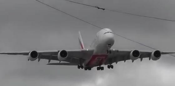  فيديو يحبس الانفاس لطائرة اماراتية تترنح وتهبط في بأجواء عاصفة صورة رقم 2