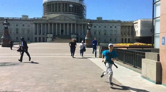 ادعى انه نبي الله وحمل سلاحه فتلقى رصاصة وسقط مضرجا بدمائه في الكونغرس صورة رقم 12