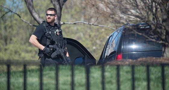 ادعى انه نبي الله وحمل سلاحه فتلقى رصاصة وسقط مضرجا بدمائه في الكونغرس صورة رقم 13