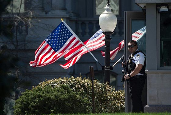 ادعى انه نبي الله وحمل سلاحه فتلقى رصاصة وسقط مضرجا بدمائه في الكونغرس صورة رقم 14