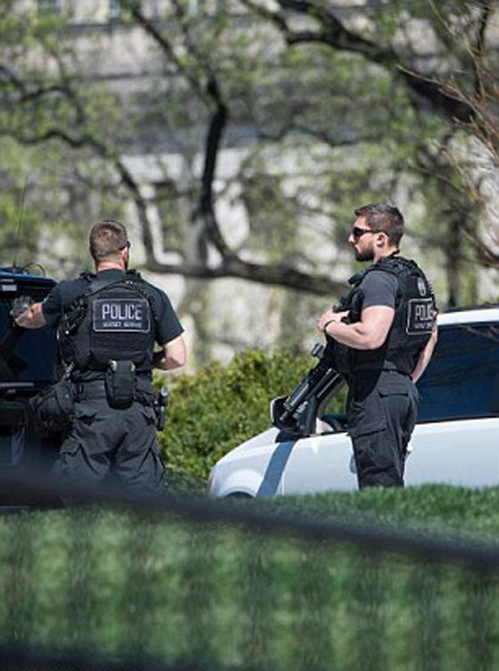 ادعى انه نبي الله وحمل سلاحه فتلقى رصاصة وسقط مضرجا بدمائه في الكونغرس صورة رقم 15