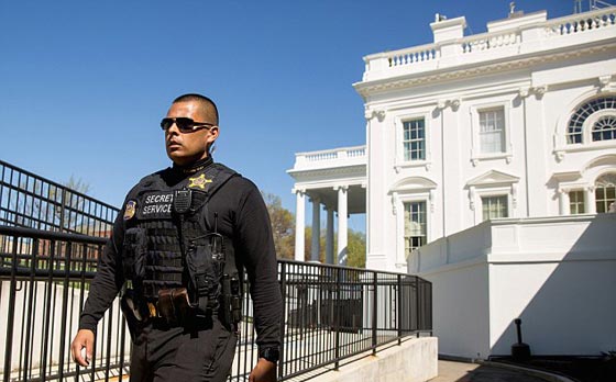 ادعى انه نبي الله وحمل سلاحه فتلقى رصاصة وسقط مضرجا بدمائه في الكونغرس صورة رقم 11