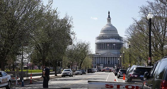 ادعى انه نبي الله وحمل سلاحه فتلقى رصاصة وسقط مضرجا بدمائه في الكونغرس صورة رقم 10