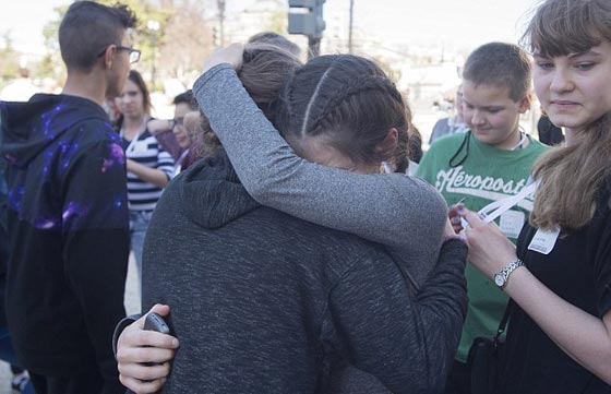 ادعى انه نبي الله وحمل سلاحه فتلقى رصاصة وسقط مضرجا بدمائه في الكونغرس صورة رقم 8