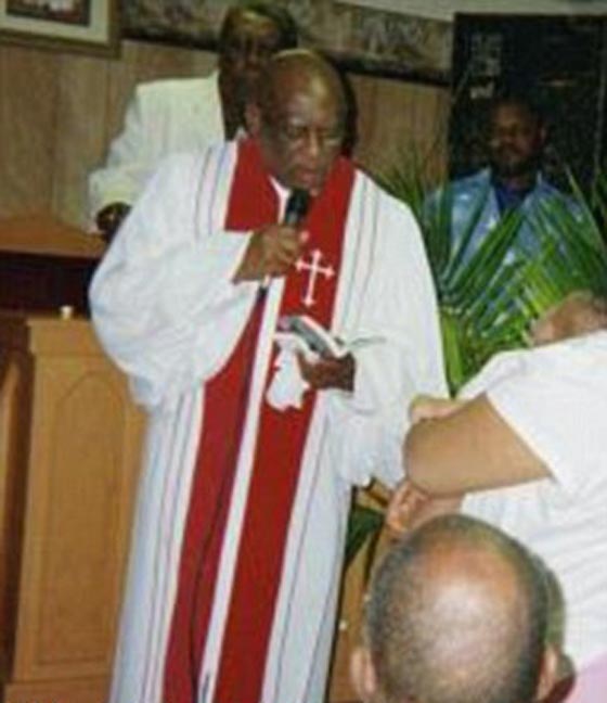 ادعى انه نبي الله وحمل سلاحه فتلقى رصاصة وسقط مضرجا بدمائه في الكونغرس صورة رقم 3