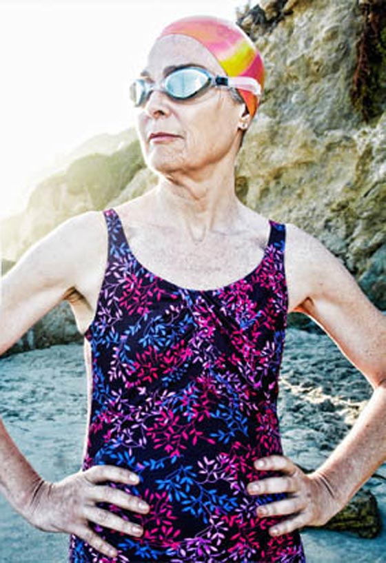 سائحة ستينية تحاول اللحاق سباحة بسفينة ابحرت بدونها من المرفأ صورة رقم 1