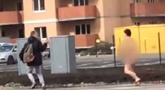 امرأة تتجول منزوعة في مدينة كراسنودار تشغل بال شرطتها صورة رقم 2