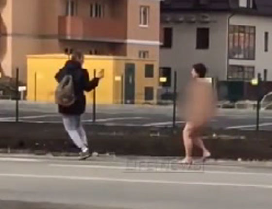 امرأة تتجول منزوعة في مدينة كراسنودار تشغل بال شرطتها صورة رقم 3