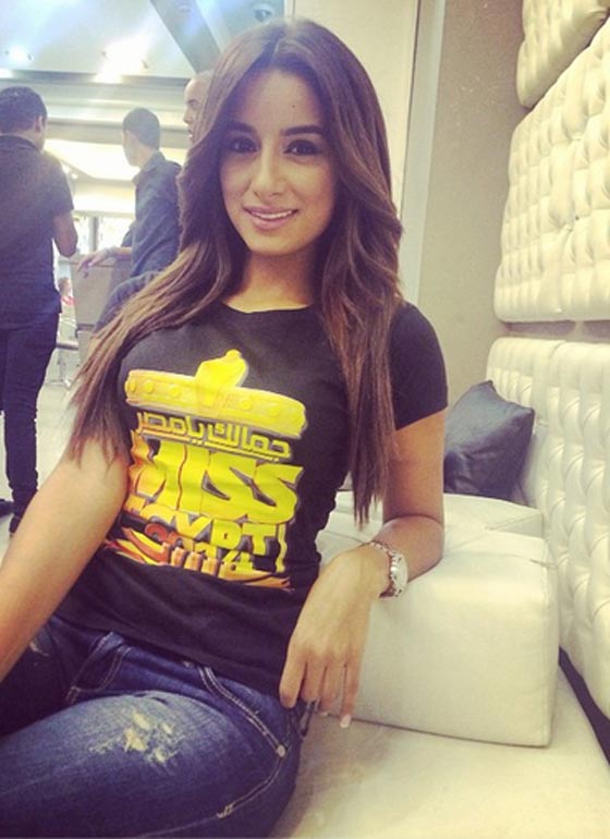 ممثل هندي يُحرج المذيعة المصرية جوري بكر ويقبلها امام الكاميرات صورة رقم 9