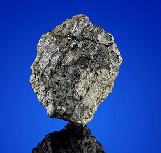 قطع نيازك كبيرة تشبه الجواهر معروضة للبيع بملايين الدولارات صورة رقم 2 قطع نيازك كبيرة تشبه الجواهر معروضة للبيع بملايين الدولارات صورة رقم 2