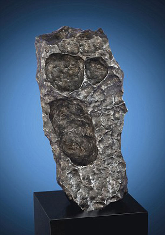 قطع نيازك كبيرة تشبه الجواهر معروضة للبيع بملايين الدولارات صورة رقم 3 قطع نيازك كبيرة تشبه الجواهر معروضة للبيع بملايين الدولارات صورة رقم 3