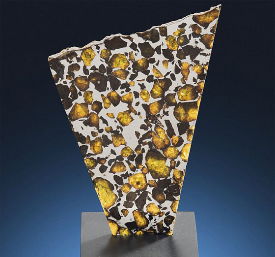 قطع نيازك كبيرة تشبه الجواهر معروضة للبيع بملايين الدولارات صورة رقم 12 قطع نيازك كبيرة تشبه الجواهر معروضة للبيع بملايين الدولارات صورة رقم 12