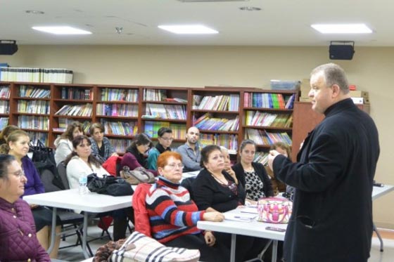 قس يلعب القمار باموال اللاجئين.. ويخسر الملايين!! صورة رقم 2