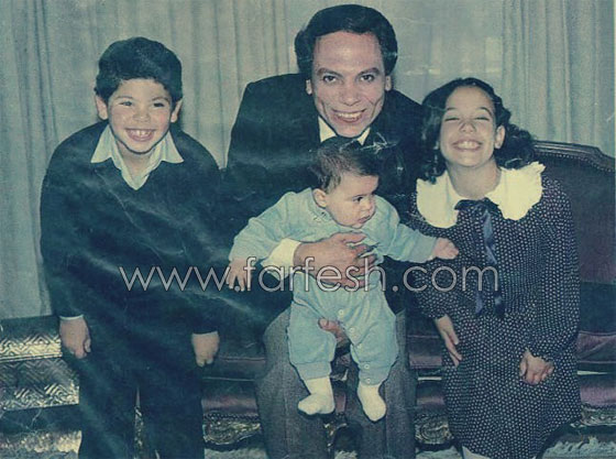 صور نادرة للزعيم: عادل امام الاب، الزوج، الجد وأبو العروسة! صورة رقم 1
