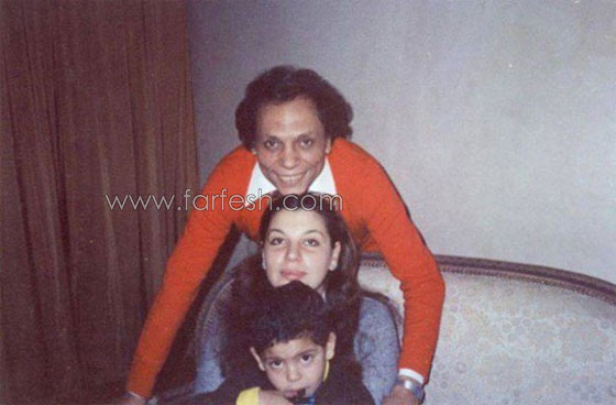 صور نادرة للزعيم: عادل امام الاب، الزوج، الجد وأبو العروسة! صورة رقم 4