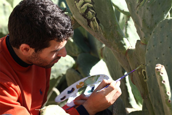  شاب فلسطيني يبهر العالم بابداعاته على الواح الصبار.. صور صورة رقم 2
