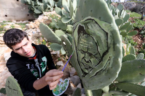  شاب فلسطيني يبهر العالم بابداعاته على الواح الصبار.. صور صورة رقم 3