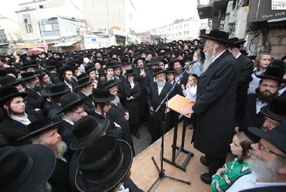 الآلاف في جنازة حاخام يهودي اوصى بدفع 100 دولار لكل من يحضر جنازته صورة رقم 1 الآلاف في جنازة حاخام يهودي اوصى بدفع 100 دولار لكل من يحضر جنازته صورة رقم 1