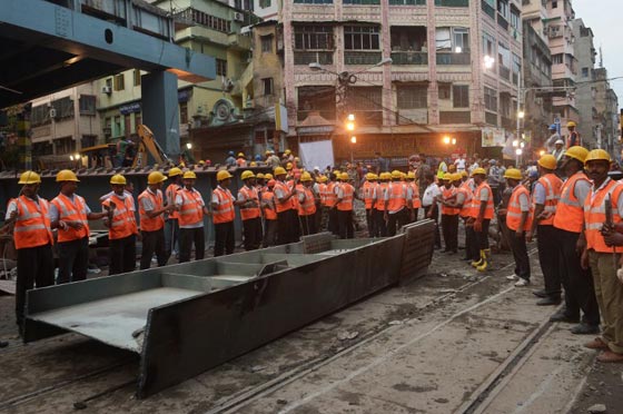 23 قتيلا حصيلة ضحايا انهيار جسر كالوكاتا في الهند.. صور  صورة رقم 2