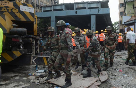 23 قتيلا حصيلة ضحايا انهيار جسر كالوكاتا في الهند.. صور  صورة رقم 3