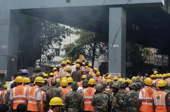 23 قتيلا حصيلة ضحايا انهيار جسر كالوكاتا في الهند.. صور  صورة رقم 4