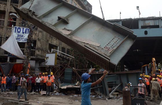 23 قتيلا حصيلة ضحايا انهيار جسر كالوكاتا في الهند.. صور  صورة رقم 5