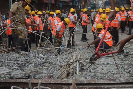 23 قتيلا حصيلة ضحايا انهيار جسر كالوكاتا في الهند.. صور  صورة رقم 7