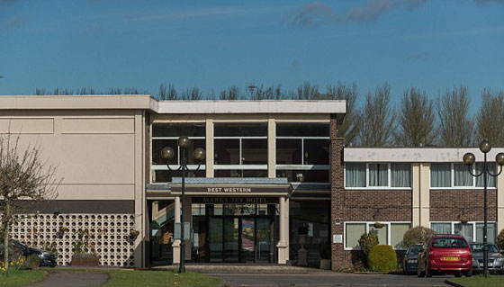 تعنت موظفة الاستقبال تتسبب بمبيت عروسين في غرفة خشبية خارج الفندق صورة رقم 1