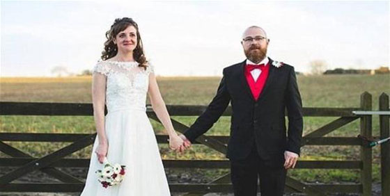 تعنت موظفة الاستقبال تتسبب بمبيت عروسين في غرفة خشبية خارج الفندق صورة رقم 3