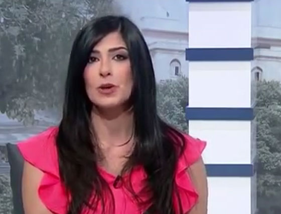 فيديو طريف.. مذيعة توقع زميلتها في فخ كذبة نيسان على الهواء صورة رقم 2