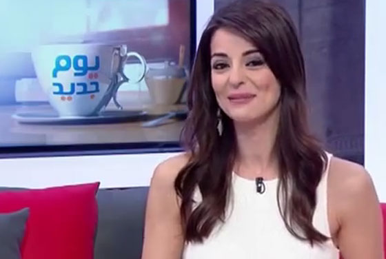 فيديو طريف.. مذيعة توقع زميلتها في فخ كذبة نيسان على الهواء صورة رقم 3