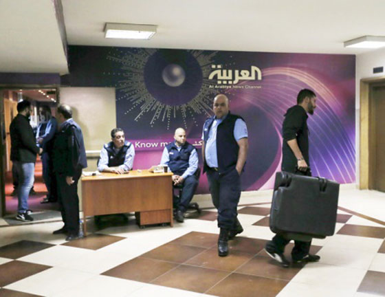 لبنانيون يدمرون مكاتب صحيفة الشرق الاوسط ببيروت بسبب كذبة نيسان صورة رقم 3