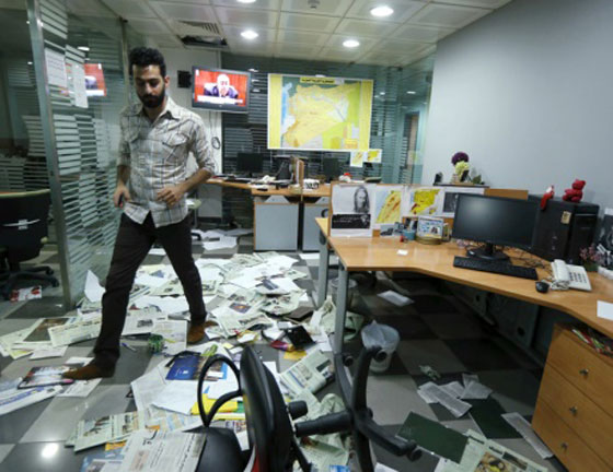 لبنانيون يدمرون مكاتب صحيفة الشرق الاوسط ببيروت بسبب كذبة نيسان صورة رقم 4