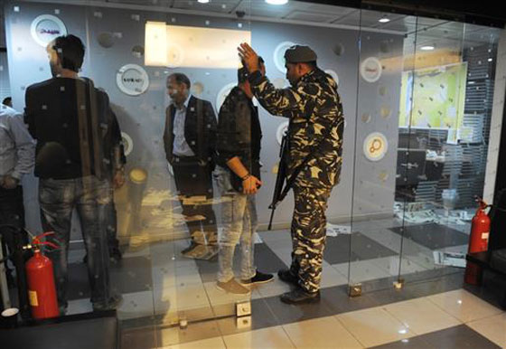 لبنانيون يدمرون مكاتب صحيفة الشرق الاوسط ببيروت بسبب كذبة نيسان صورة رقم 6