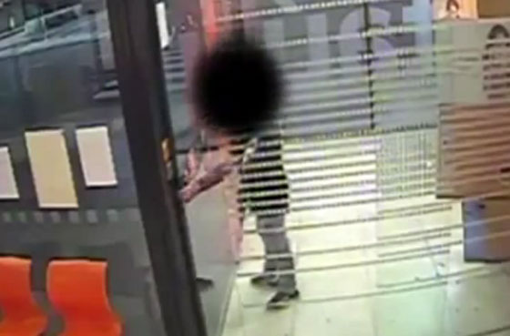 عميل غاضب يحطم ابواب البنك لشدة سخطه من الصراف الآلي.. فيديو صورة رقم 1