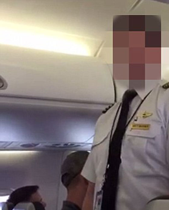 طيار امريكي يطرد عائلة عربية تضم 3 اطفال من الطائرة ويفجر حالة غضب صورة رقم 2 طيار امريكي يطرد عائلة عربية تضم 3 اطفال من الطائرة ويفجر حالة غضب صورة رقم 2