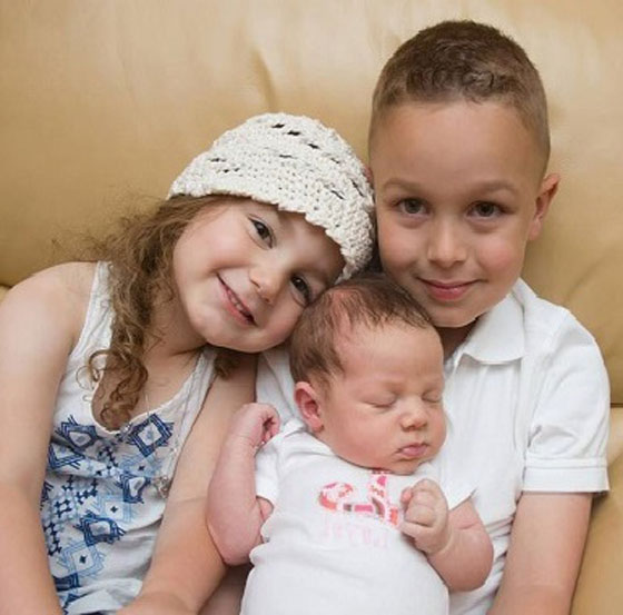 طيار امريكي يطرد عائلة عربية تضم 3 اطفال من الطائرة ويفجر حالة غضب صورة رقم 6 طيار امريكي يطرد عائلة عربية تضم 3 اطفال من الطائرة ويفجر حالة غضب صورة رقم 6