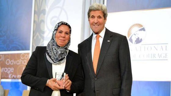 وزير الخارجية الامريكية يسلم جائزة المرأة الشجاعة لفرنسية مغربية صورة رقم 2