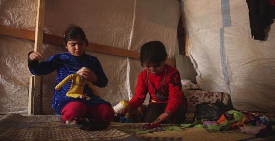  شمسه وزها: طفلتان سوريتان تصنعا الدمى في مخيم لبناني بحثًا عن الرزق    صورة رقم 1