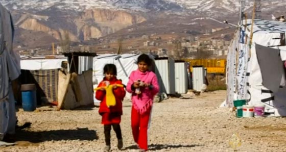  شمسه وزها: طفلتان سوريتان تصنعا الدمى في مخيم لبناني بحثًا عن الرزق    صورة رقم 2