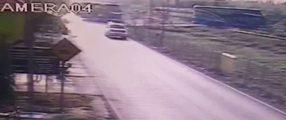 فيديو مروع.. لحظة اصطدام قطار بحافلة يوقع 3 قتلى وجرحى صورة رقم 1